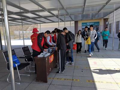 五一假期我市在高铁高速口设立旅游志愿者服务站，暖心服务助力旅游体验